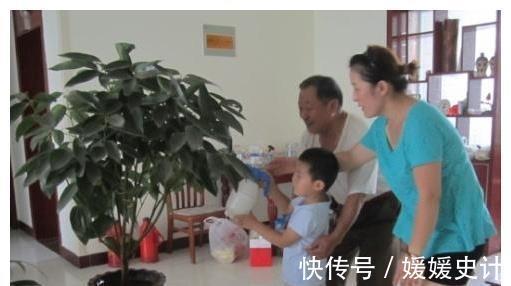 奶奶|送宝宝去奶奶家,一周后发现孩子学会个新技能,妈妈差点笑喷了
