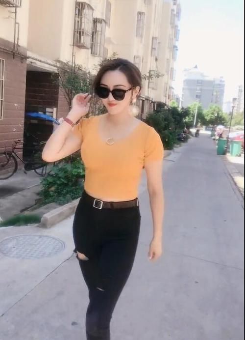 破洞牛仔裤风格，凸显个性，魅力十足！