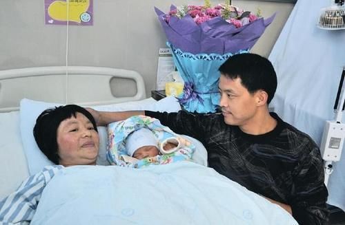 回家|儿子工作后很少回家,50岁妈妈一气之下生了二胎,结果有苦说不出