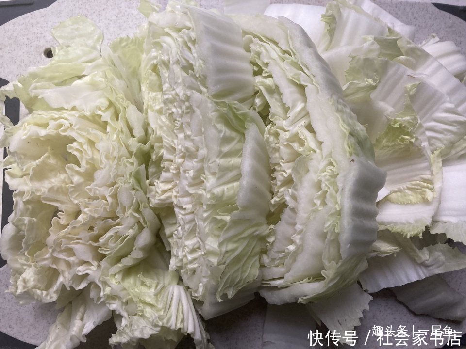  天冷此菜我家天天吃，二块钱炒一盘，简单快手，实惠又下饭