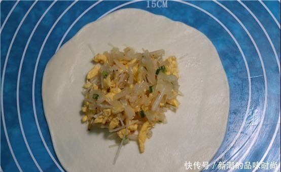 韭菜|萝卜菜盒子这样做太香了，皮薄馅大，凉了也不会硬，比韭菜盒子香