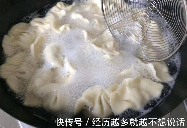 煮饺子时到底“盖不盖”锅盖,很多人做错了,难怪破皮还粘锅!
