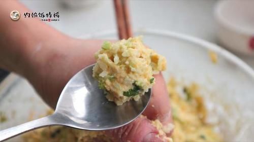 炸萝卜丸子时，多加这2样东西，丸子外酥里嫩不发硬，越嚼越香