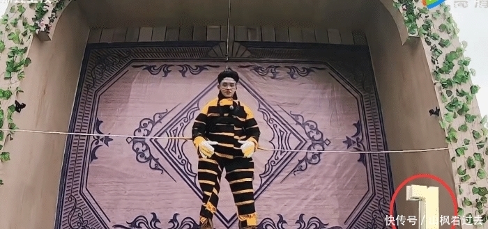 越拉|卢卡斯为节目效果太拼!拿软肋造笑点,蔡徐坤羞到蹲地上偷笑