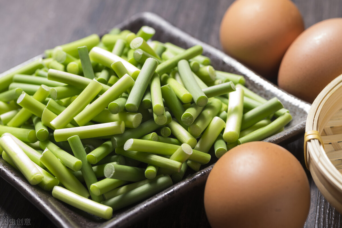 发黄|蒜苔直接下锅炒那就错了,多做1步,脆嫩又入味,颜色不发黄