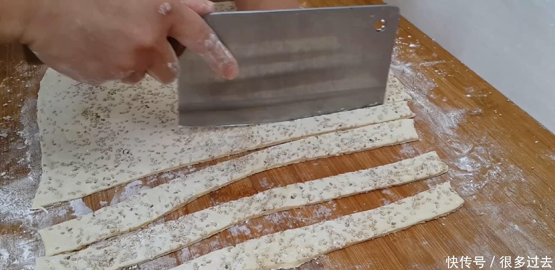 面包|面粉别炸油条了,加3个鸡蛋,个个松软又空心,比麻花面包还好吃