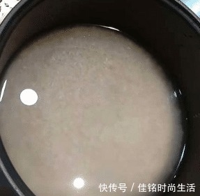 米饭|煮米饭时,有人放醋有人放盐都错了,学会一招米饭香软,粒粒分明