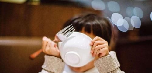 医生|2岁宝宝长出一口“鲨鱼牙”,宝妈痛哭求助,医生无奈:自作自受