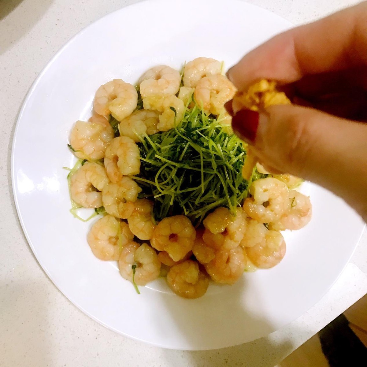 虾仁的新做法，加上芽菜一起炒，清淡美味