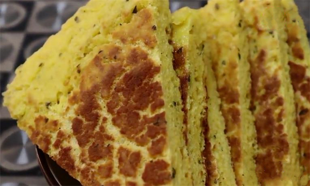 玉米面别做窝窝头了,教你懒人做法,比烧饼还好吃,太香了