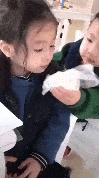 |搞笑GIF:为什么小时候一个包子就能解决问题, 长大了非要房子和车子解决呢?