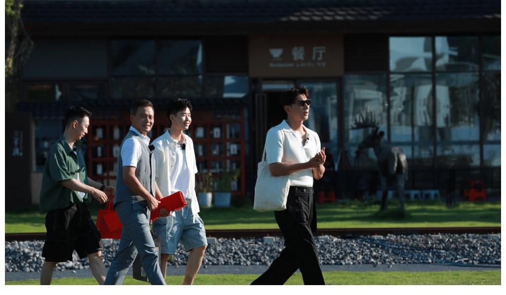 《中餐厅》收官黄晓明发文告别，官微评论不小心透露下季嘉宾阵容