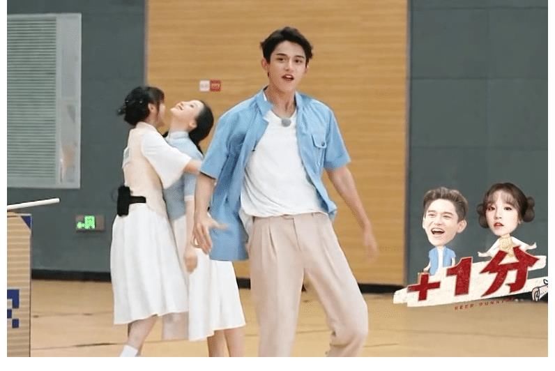 全程|《奔跑吧》宋祖兒受捧，宋雨琦帶情緒，全程護(hù)著另一位飛行女嘉賓