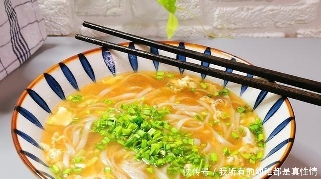 一人在家,煮碗面最省时间,10分钟出锅,又省事又好吃还热乎