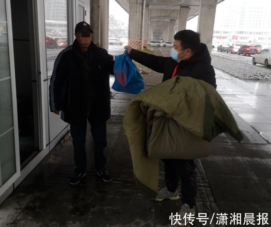 雨花区|冰雪无情 人间有爱丨雨花民政雪夜为流浪乞讨人员送温暖