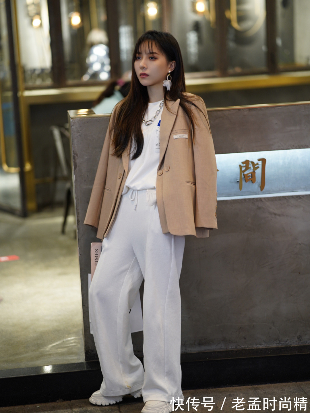 美女|气质美女爱街拍, 白色衣裤配淡黄外套, 光彩照人