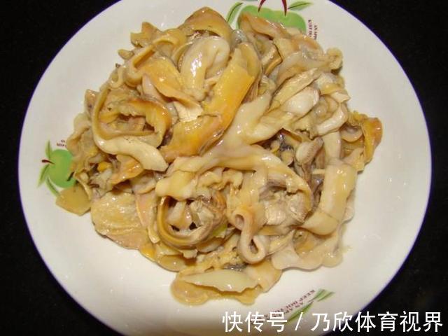 腥味|水库干涸大量“河鲜”搁浅淤泥，钓友捡回来一桶，这能吃？