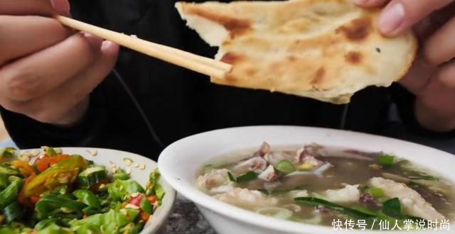 山东莒南大集上的小摊子,一口大锅当场煮牛杂,一家五口人忙不停