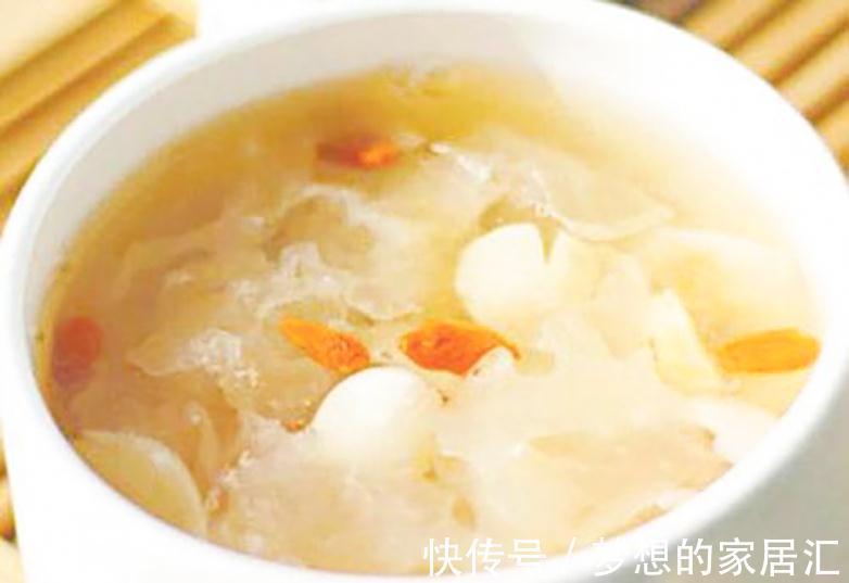 银耳莲子百合汤|秋天要常喝这道汤,女人每天喝一碗,滋补养颜,玩着手机就能做好