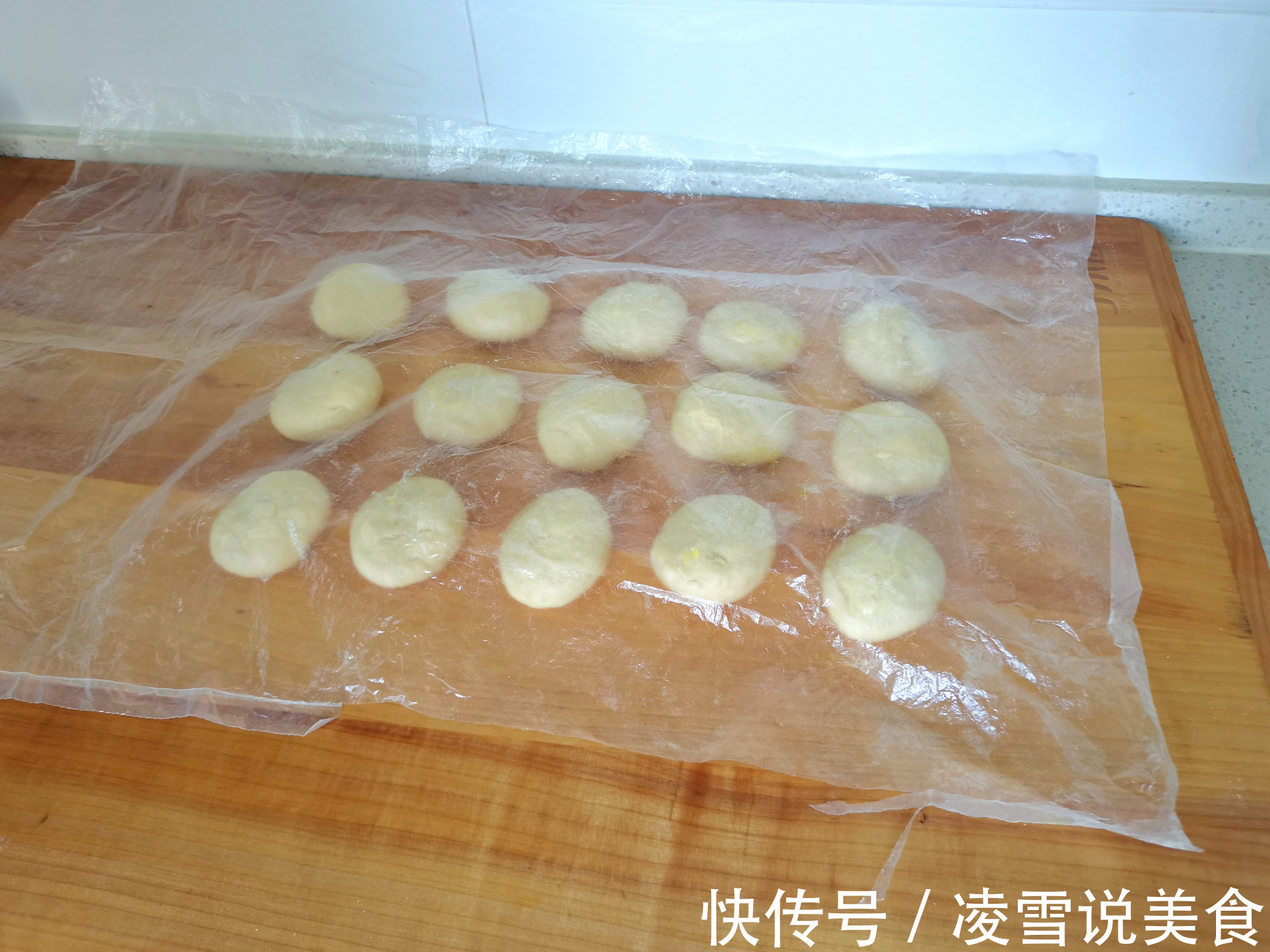 面包换个吃法,出锅太解馋了,让我想起了小时候吃过的面包味道