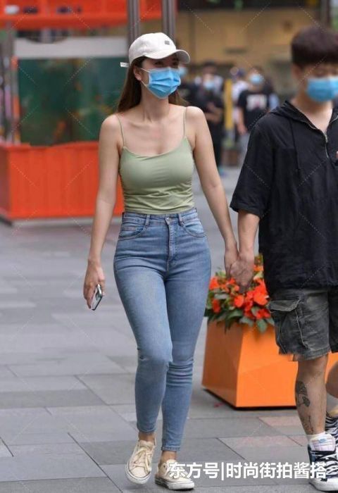 经典的休闲风格,修身上衣给人精致的气质,牛仔裤更符合简洁风格