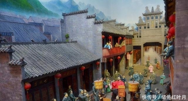 皇帝出一对联谁对谁当状元, 众人直摇头, 路边一乞丐立马说: 我来