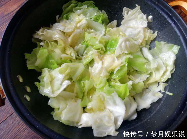  道菜|包菜是最简单的，但想要又脆又香的炒菜，多加一个食材更鲜嫩