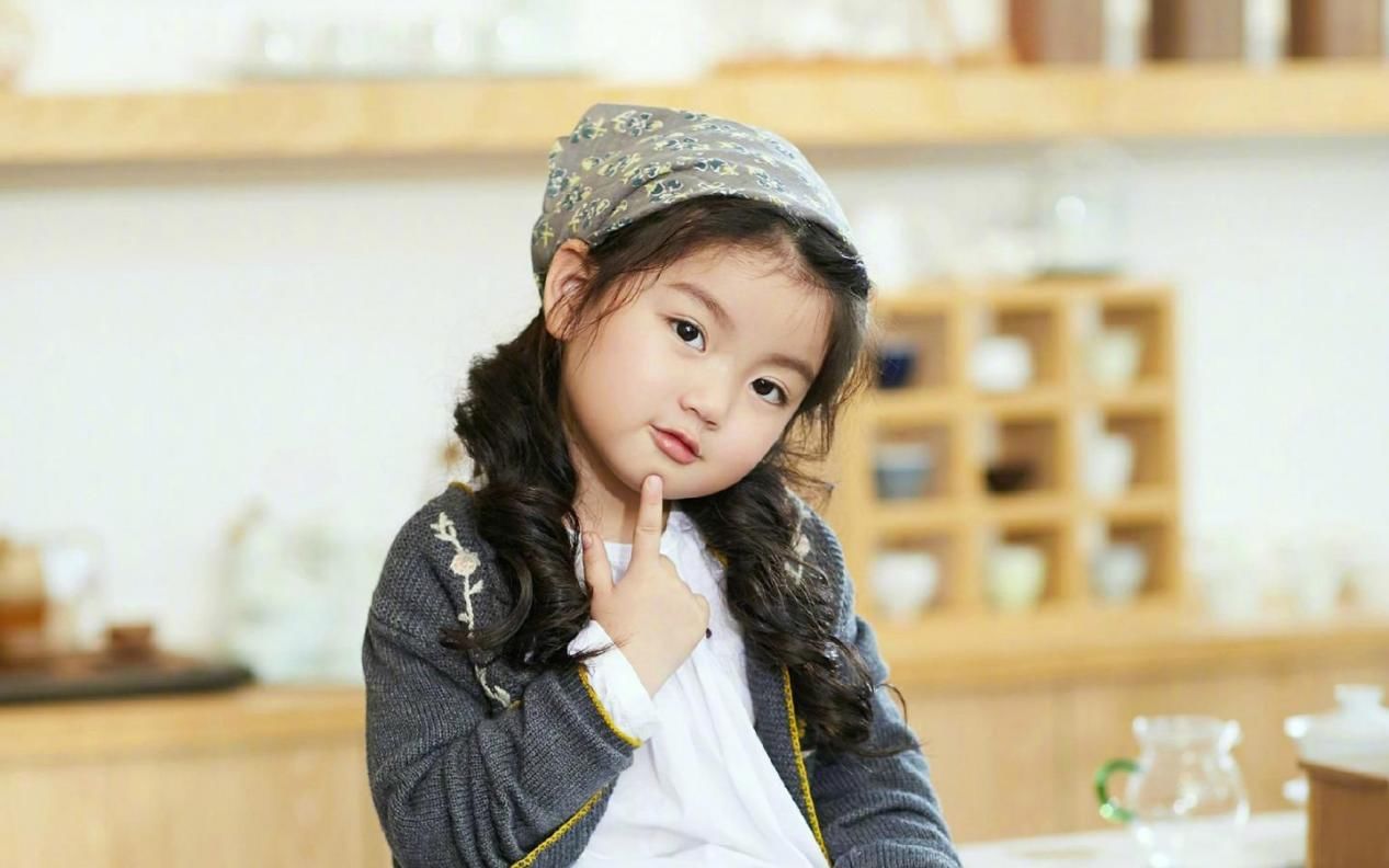 还记得4岁走红的阿拉蕾吗？被父母过度消费后，如今9岁成这样