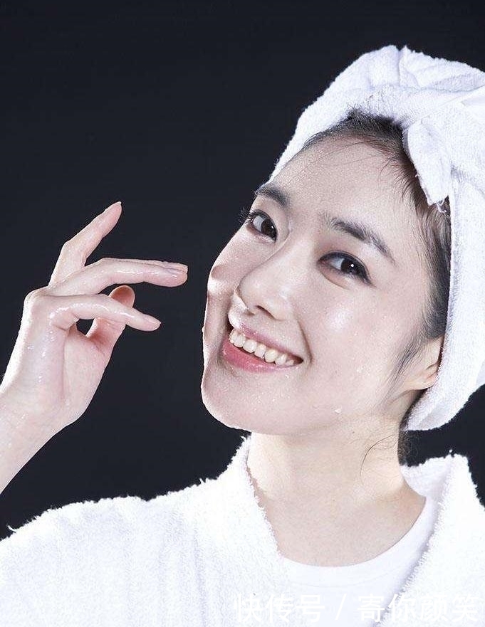 洗脸|女性洗完脸,是该“拍”干还是自然风干?方法弄错,脸上细纹增多