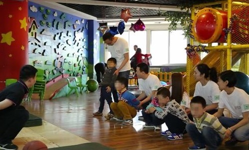 自闭症|爸爸带自闭症儿子去菜市场学说话,结果却发现儿子另一个“天赋”