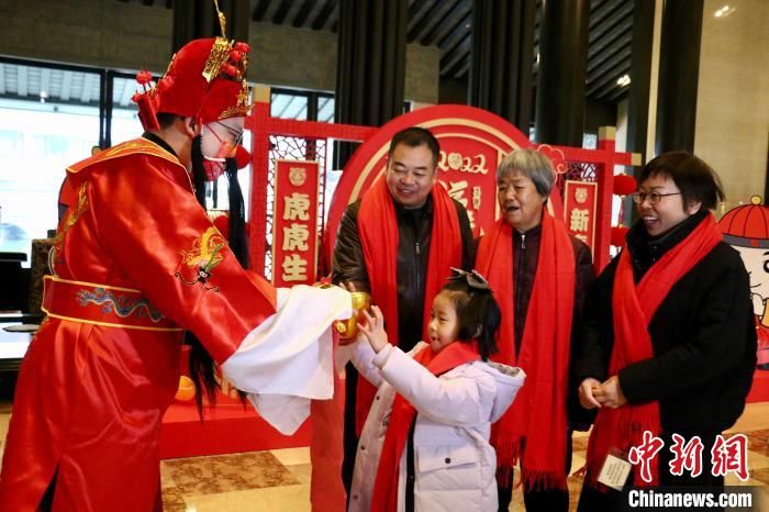 细雨|访浙江绍兴鲁迅故里：大年初一年味浓 民众细雨中祈福