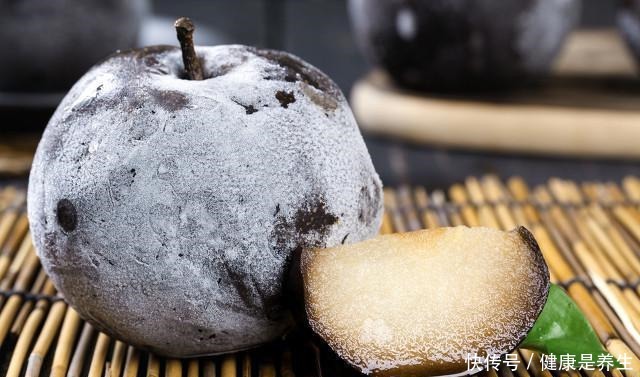 小伙网购东北冻梨，试吃后表示很失望，看到吃法后东北人已笑趴