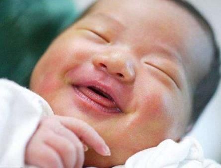 大脑|新生儿这个行为出现越早,说明大脑发育越好越聪明,你家宝宝有吗