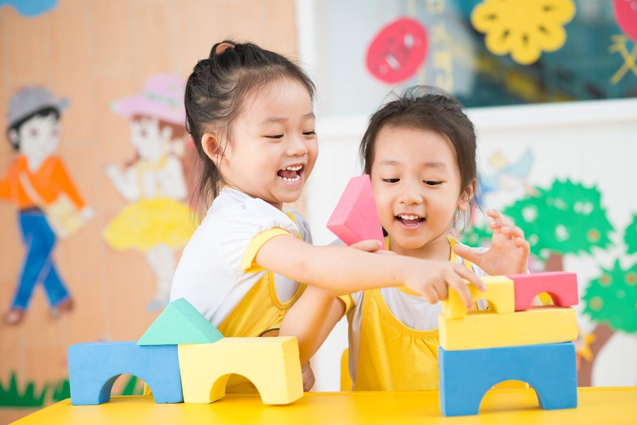 孩子|幼儿园小班快结束了才知道，晚一年上幼儿园，其实也没啥优势可言