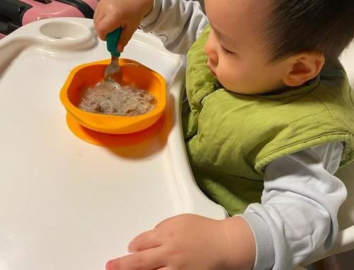 宝爸宝妈|宝宝自主进食后,这些餐具不要买