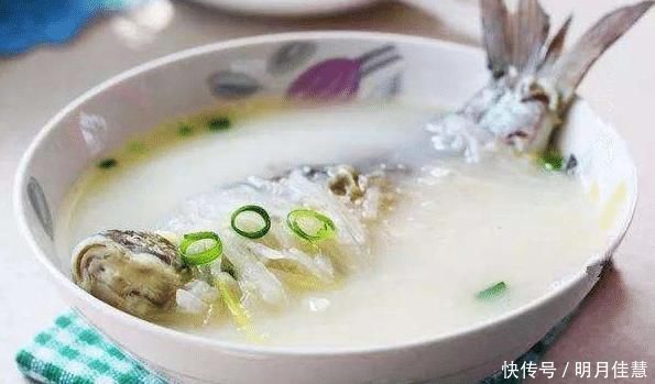 炖鲫鱼汤,万万不要直接下锅煎多做一步,汤鲜香浓白,好喝不腥