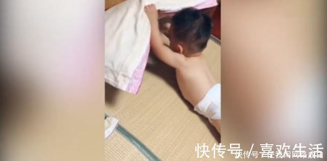 小美好|1岁宝宝偷玩老爸手机,听到爸爸脚步声后,宝宝的反应太机智了