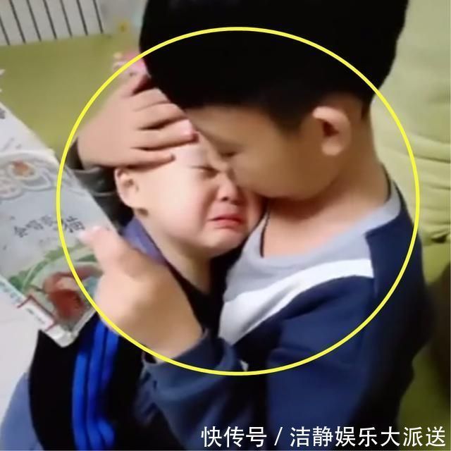 大宝|被爸爸批评后,弟弟哭着跑进哥哥怀里求安慰,画面太有爱了
