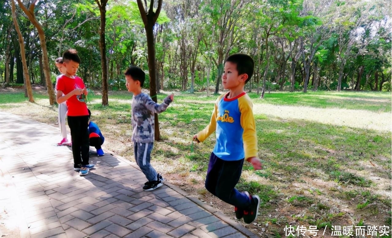 方式|想帮孩子长个,如何跳绳、如何喝牛奶?家长们用对方式效果更好