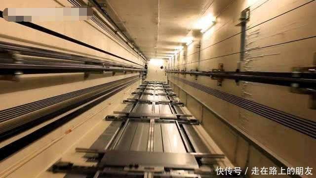 落地|电梯下坠,落地时用力往上跳真能救命?科学家模拟实验:懂了!