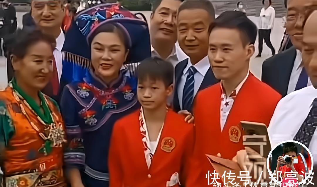 获得者|大叔大妈把全红婵围起来!红姐的表情挺无辜,师兄在一旁笑得尴尬