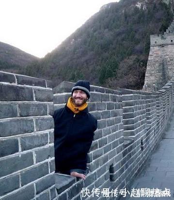 谢幕后|天生没手没脚，他却用“嘴巴”赢得世人的尊重，娶亚洲娇妻生四娃