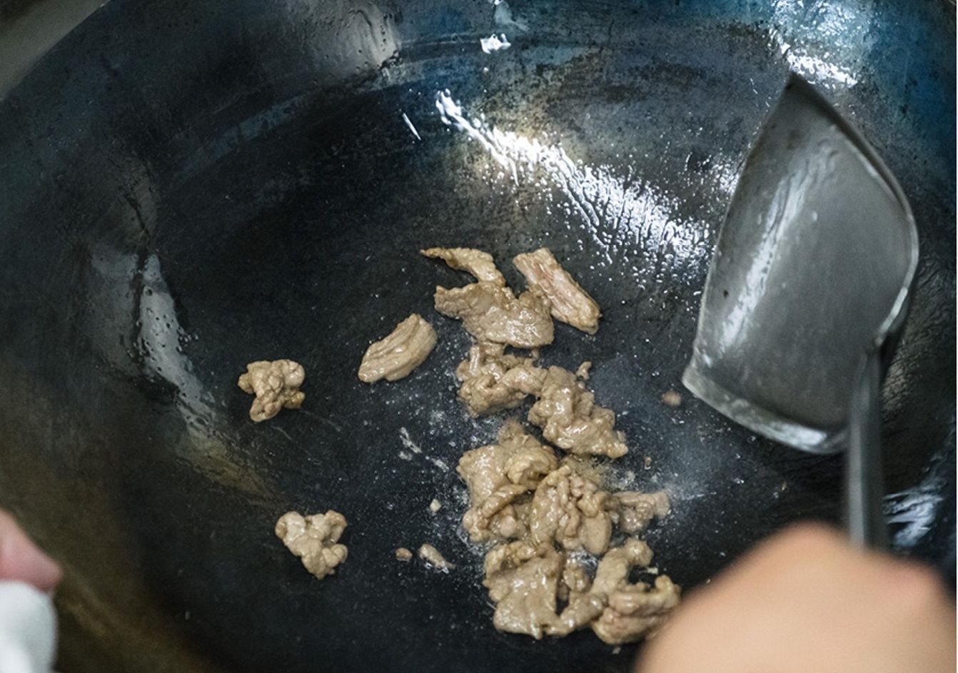 腌牛肉|牛肉又老又硬，因为你只会加生粉，大厨一招就把牛肉变得又嫩又滑