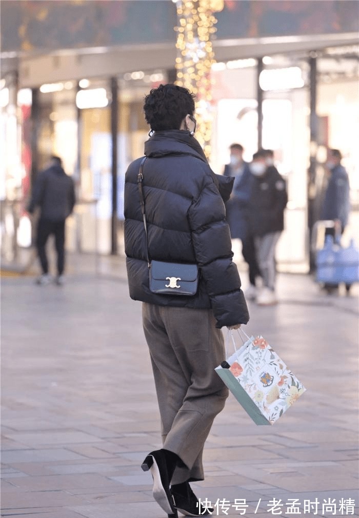 时尚 冬季搭配短款羽绒服,更有层次一些,穿出独特的时尚感觉