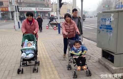 产房|宝妈生下3胞胎,知道孩子性别后,婆婆笑了宝爸却哭了