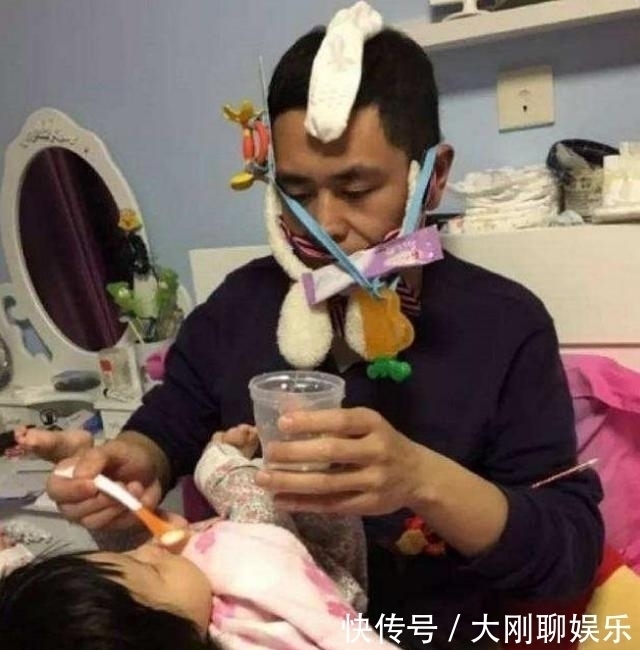 “慌张爸爸”火了，醒来后摸孩子脚丫、探鼻息，网友调侃：还活着
