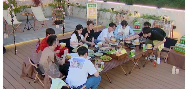 反差萌|赵露思狂吃肥肉不怕发胖，自曝吃蒜拍吻戏，连漱口水都去不了口气