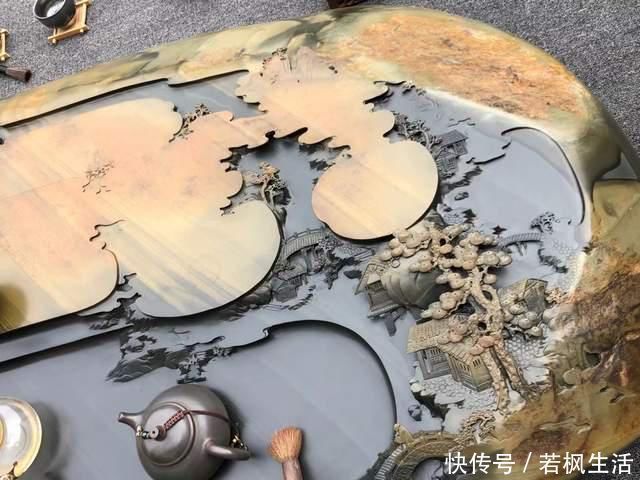 石头@真正的“难得一见”,把长近2米的石头刻成山水画,还制成了茶盘