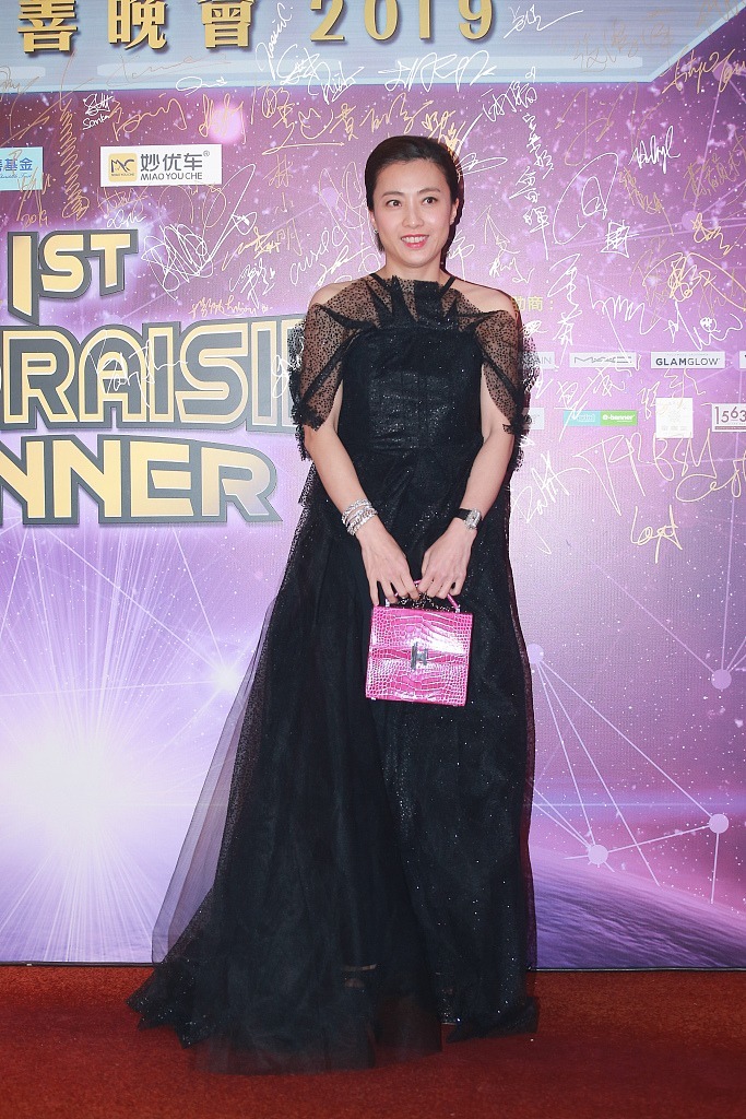 减龄|甘比总算拿出“真本事”,穿黑色礼服高贵典雅,成熟又有气场