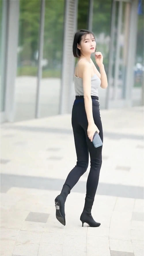  背心|街拍白色挂脖背心搭配牛仔裤，穿出绝佳气质美女，大长腿真的抢镜